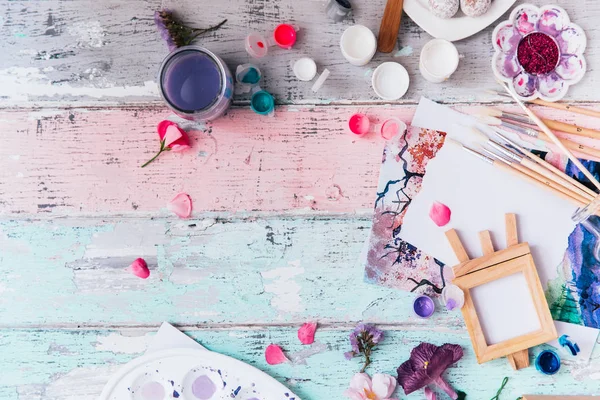 Fırçalar ve suluboya ile düz yatıyordu tasarım çalışma