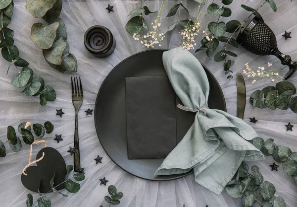 Düz yatıyordu yemek arka plan. Rustik tarzı. Romantik tatil sofra. Boş levha süslemeleri ile. Restaurant konseptini.