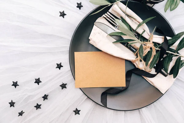 Düz yatıyordu yemek arka plan. Rustik tarzı. Romantik tatil sofra. Boş levha süslemeleri ile. Restaurant konseptini.