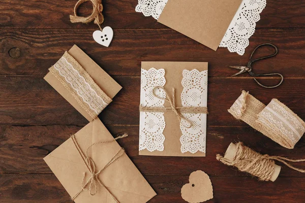 Nasıl düğün davetiyesi yapmak. Rustik DIY kavramı. El yapımı el yapımı ürünleri düz lay