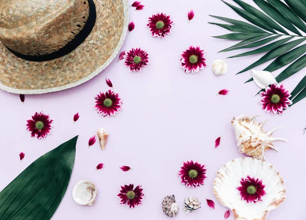 フラット横たわっていた夏の組成物 帽子と熱帯の花とクリエイティブのコンセプト コピー スペース平面図 — ストック写真