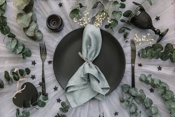 Düz yatıyordu yemek arka plan. Rustik tarzı. Romantik tatil sofra. Boş levha süslemeleri ile. Restaurant konseptini.