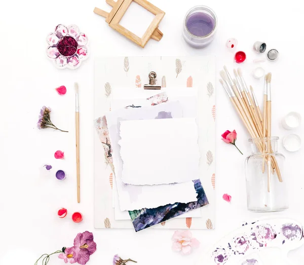 Beyaz arka plan üzerinde sanatçı çalışma alanı ile boyalar, paletleri, Boya fırçaları