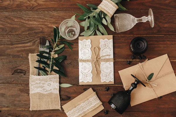 Nasıl düğün davetiyesi yapmak. Rustik DIY kavramı. El yapımı el yapımı ürünleri düz lay