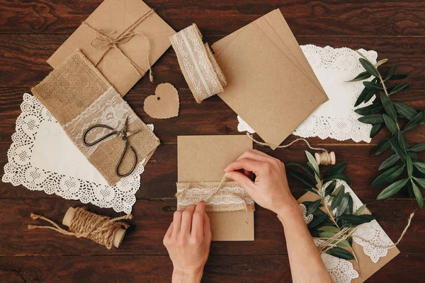 Düğün daveti yaparken kadın eller. Rustik DIY kavramı. El yapımı el yapımı ürünleri düz lay