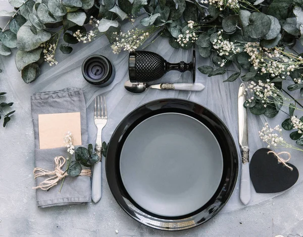 平躺膳食背景 质朴的风格 浪漫假日餐桌设置 带装饰品的空盘子 餐饮理念 — 图库照片