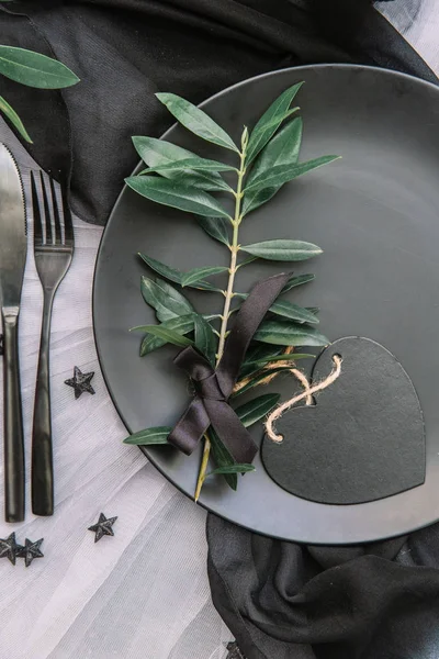 Düz yatıyordu yemek arka plan. Rustik tarzı. Romantik tatil sofra. Boş levha süslemeleri ile. Restaurant konseptini.