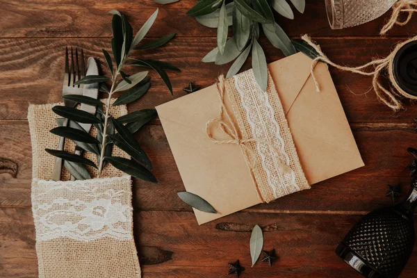 Nasıl düğün davetiyesi yapmak. Rustik DIY kavramı. El yapımı el yapımı ürünleri düz lay