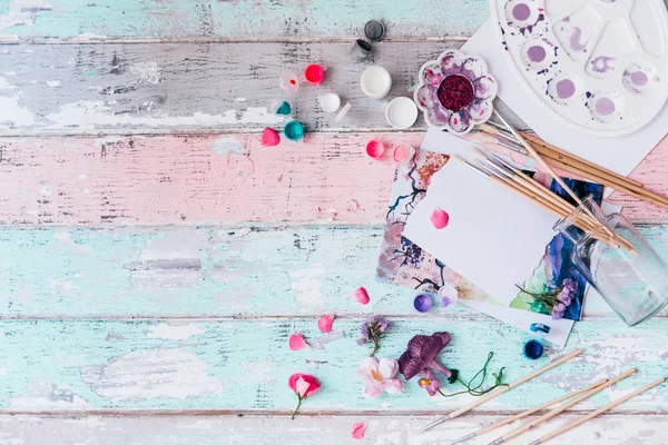 Fırçalar ve suluboya ile düz yatıyordu tasarım çalışma