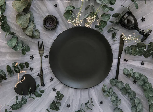 Düz yatıyordu yemek arka plan. Rustik tarzı. Romantik tatil sofra. Boş levha süslemeleri ile. Restaurant konseptini.