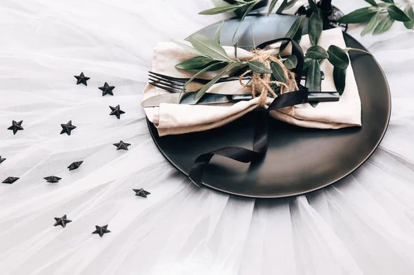 Düz yatıyordu yemek arka plan. Rustik tarzı. Romantik tatil sofra. Boş levha süslemeleri ile. Restaurant konseptini.