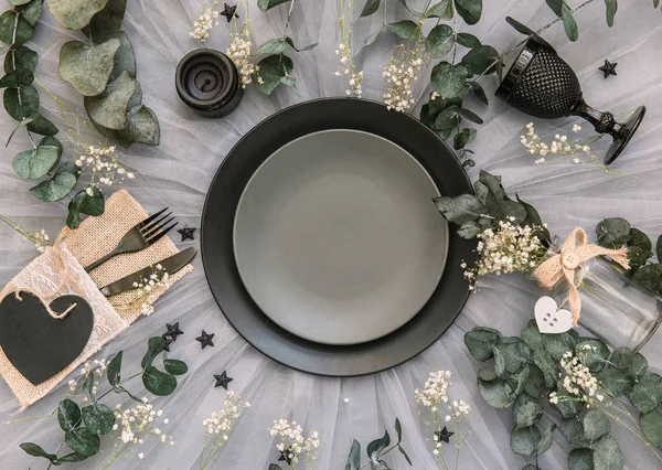 Düz yatıyordu yemek arka plan. Rustik tarzı. Romantik tatil sofra. Boş levha süslemeleri ile. Restaurant konseptini.