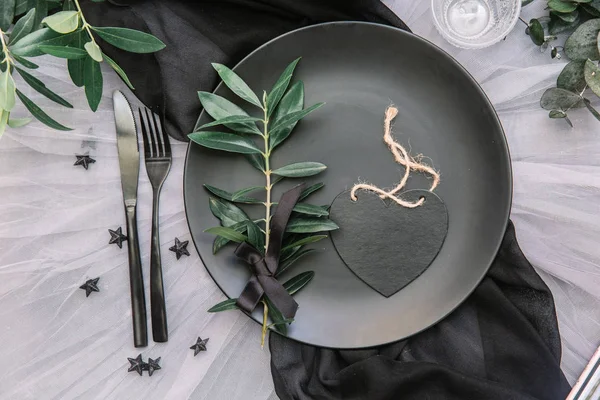 Düz yatıyordu yemek arka plan. Rustik tarzı. Romantik tatil sofra. Boş levha süslemeleri ile. Restaurant konseptini.