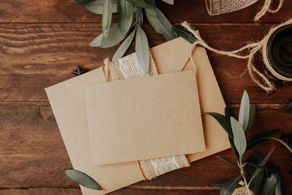 Nasıl düğün davetiyesi yapmak. Rustik DIY kavramı. El yapımı el yapımı ürünleri düz lay