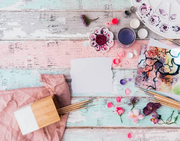 Fırçalar ve suluboya ile düz yatıyordu tasarım çalışma