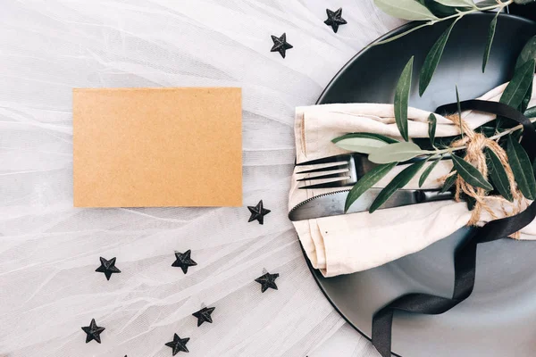 Düz yatıyordu yemek arka plan. Rustik tarzı. Romantik tatil sofra. Boş levha süslemeleri ile. Restaurant konseptini.