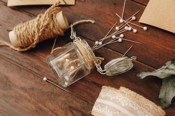 Nasıl düğün davetiyesi yapmak. Rustik DIY kavramı. El yapımı el yapımı ürünleri düz lay