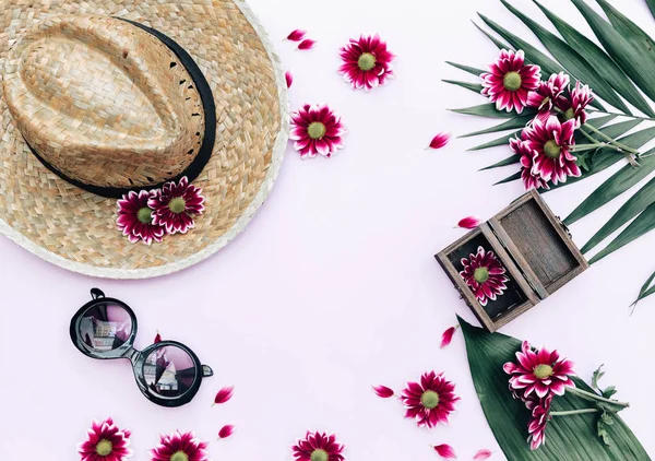 Düz yatıyordu yaz kompozisyon. Şapka ve tropik çiçekler ile yaratıcı kavramı. Üstten görünüm, kopya alanı