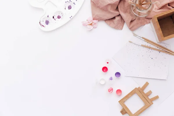 Artista Local Trabalho Com Tintas Paleta Pincéis Sobre Fundo Branco — Fotografia de Stock