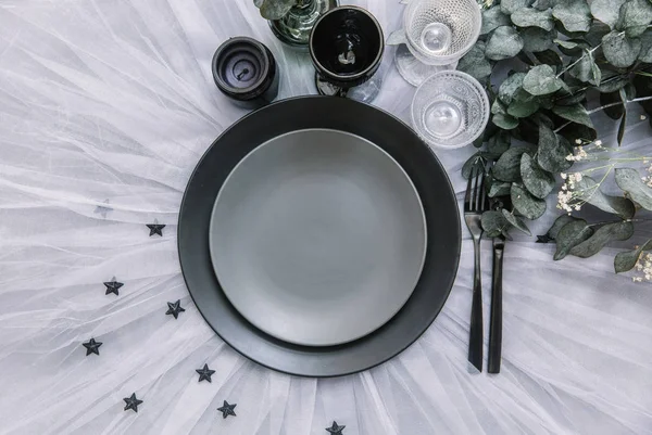 Düz yatıyordu yemek arka plan. Rustik tarzı. Romantik tatil sofra. Boş levha süslemeleri ile. Restaurant konseptini.