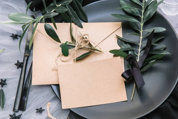 Düz yatıyordu yemek arka plan. Rustik tarzı. Romantik tatil sofra. Boş levha süslemeleri ile. Restaurant konseptini.