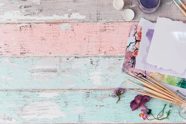 Fırçalar ve suluboya ile düz yatıyordu tasarım çalışma