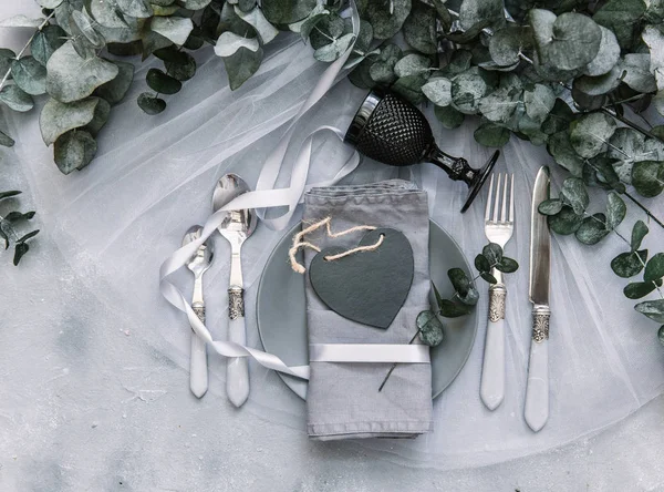 平躺膳食背景 质朴的风格 浪漫假日餐桌设置 带装饰品的空盘子 餐饮理念 — 图库照片
