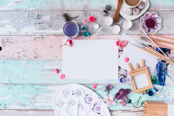 Fırçalar ve suluboya ile düz yatıyordu tasarım çalışma