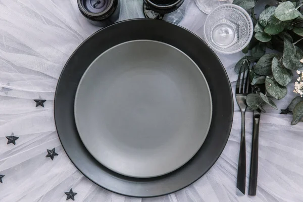 Düz yatıyordu yemek arka plan. Rustik tarzı. Romantik tatil sofra. Boş levha süslemeleri ile. Restaurant konseptini.