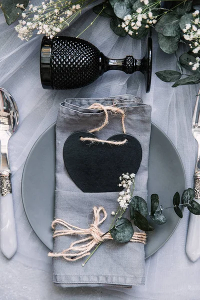 Düz yatıyordu yemek arka plan. Rustik tarzı. Romantik tatil sofra. Boş levha süslemeleri ile. Restaurant konseptini.