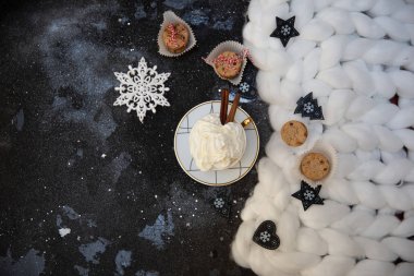 En üst düzey sıcak içecek, kara tahtanın üstünde. Kış Tatili Noel konsepti