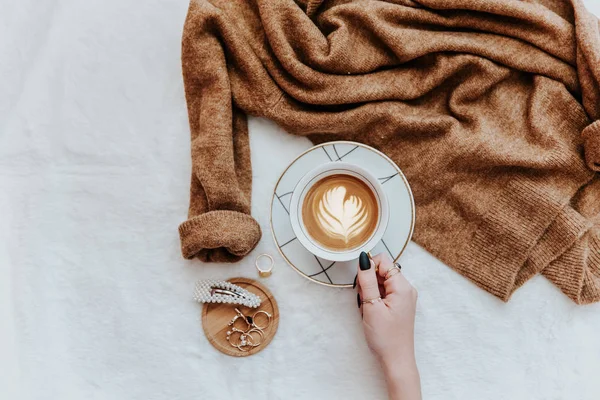 Naiskädet Pitävät Kahvikuppia Instagram Konseptia Trendikästä Instagram Kuvaa Tasainen Ylhäältä — kuvapankkivalokuva