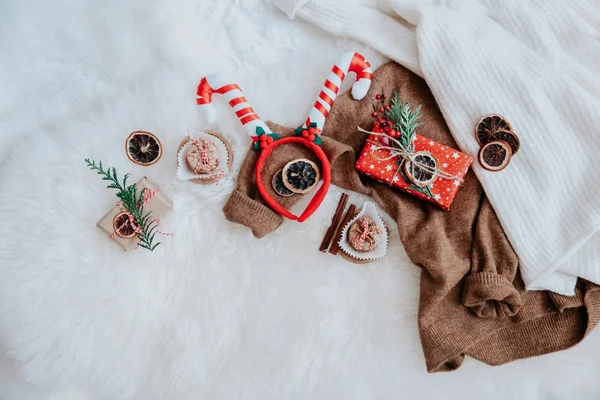 Composición Navidad Vista Superior Caja Regalo Envuelta Mano Con Decoraciones — Foto de Stock