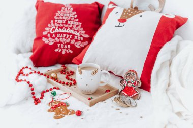 Noel arkaplanı. Kapuçino ve arka planda noel süsü. Noel sakin hayat