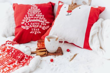 Noel arkaplanı. Tatil hayatı, kahve fincanı ve yatakta kurabiyeler. Noel sabahı 