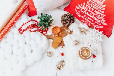 Beyaz Noel geçmişi. Üst yatak manzaralı. Dekorasyonlu kışlık konsept. Düz yatıyordu