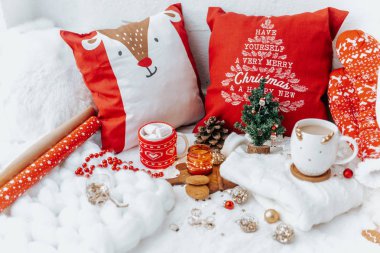 Rahat bir ev atmosferinde, şenlikli dekor ile Noel natürmort arka plan. Yeni yıl ve Noel kutlama kavramı