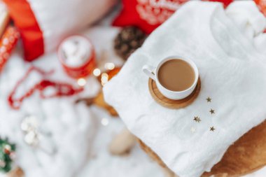 Kış havası. Süslü kahve fincanı. Noel sabahı