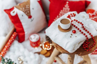 Kış havası. Süslü kahve fincanı. Noel sabahı