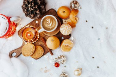 Noel sıcacık havası hala hayat dolu. Mandalina ve kahve, beyaz arka planda mum.