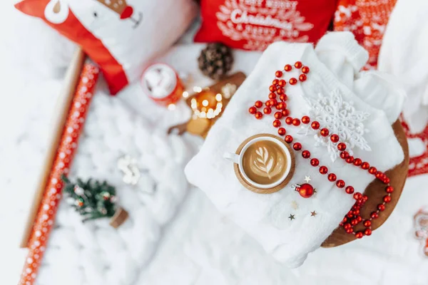 Noel içkisi. Bir fincan kapuçino, beyaz arka planda noel süslemeleri. Tatil sabahı. 