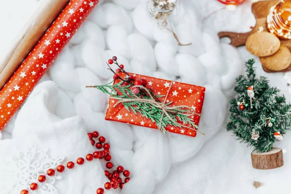 Regalo Navidad Caja Regalo Hecha Mano Sobre Acogedor Fondo Blanco — Foto de Stock