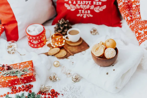 Vánoční Útulná Kompozice Koncept Zimních Prázdnin Šálek Kávou Mandarinkami Sušenkami — Stock fotografie