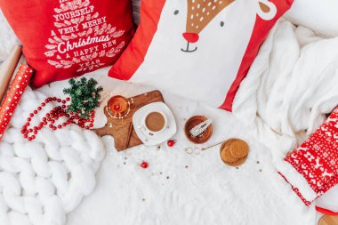 Noel atmosferi geçmişi. Tatil için güzel bir Noel sahnesi. Kahve fincanı ve süslemeler yatağın üstünde. Düz yatıyordu