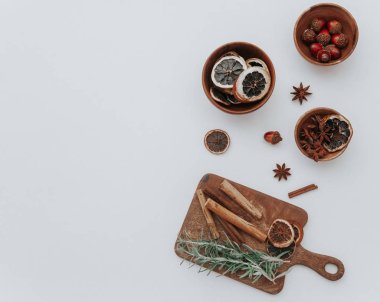 Kuru turuncu turuncu turunçgil, tarçın çubukları ve beyaz arka planda anason içeren Top View Noel kompozisyonu. Düz konum, kopyalama alanı. Sıcak şarap malzemeleri.