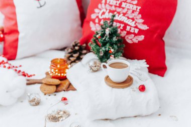 Sıcak çikolata ya da Noel süslemeli kahve fincanı. Hayat boyu kış konsepti. Sıcak bir sabah.