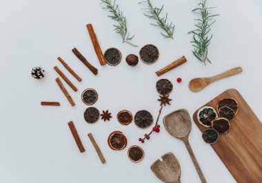 Turuncu turunçgil reçeli, tarçın çubukları ve beyaz arka planda anason. Düz uzanış, boşluk. Tatlı Noel ya da yeni yıl. Sıcak şarap malzemeleri.