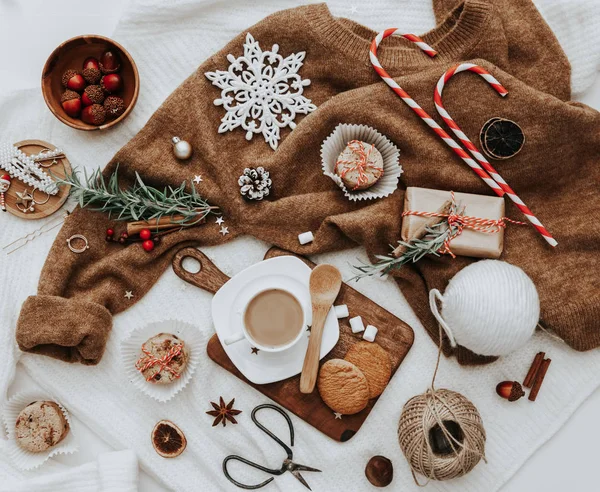 Zimní Dovolená Zátiší Pozadí Vánoční Cukroví Hůl Šálek Kávy Bílém — Stock fotografie