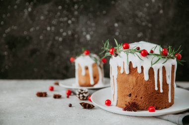 Noel için geleneksel meyveli kek pudra şekeri ve taze böğürtlenle süslenmiş. Boşluğu Kopyala 