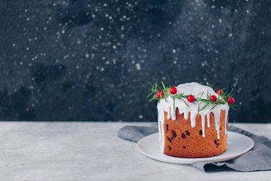 Noel için geleneksel meyveli kek pudra şekeri ve taze böğürtlenle süslenmiş. Boşluğu Kopyala 